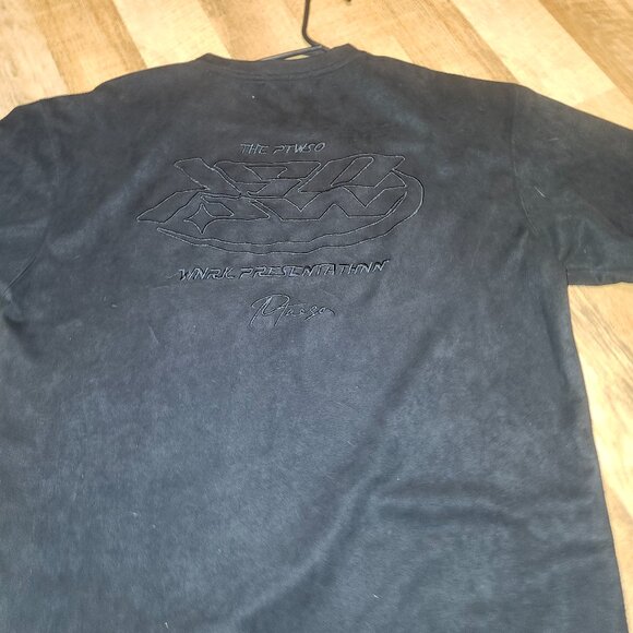 A sweatshirt - Picture 1 of 4